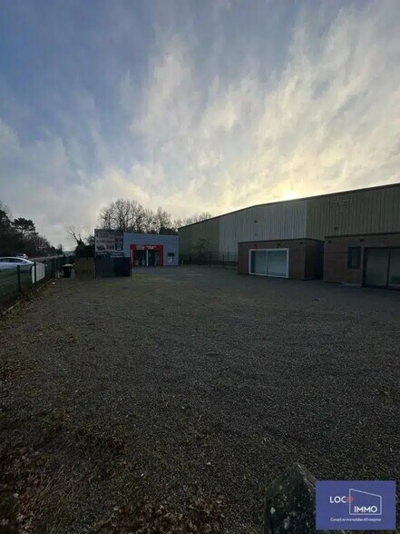 Retail in SAINT-JEAN-D'ILLAC for sale - Building Photo - Image 2 of 7