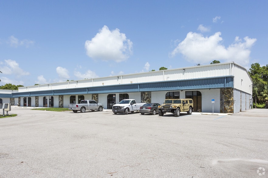 15804 Brothers Ct, Fort Myers, FL 33912