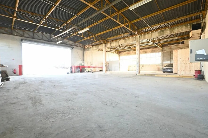 Flex in Saint-Pierre-de-Chandieu for lease - Interior Photo - Image 1 of 12