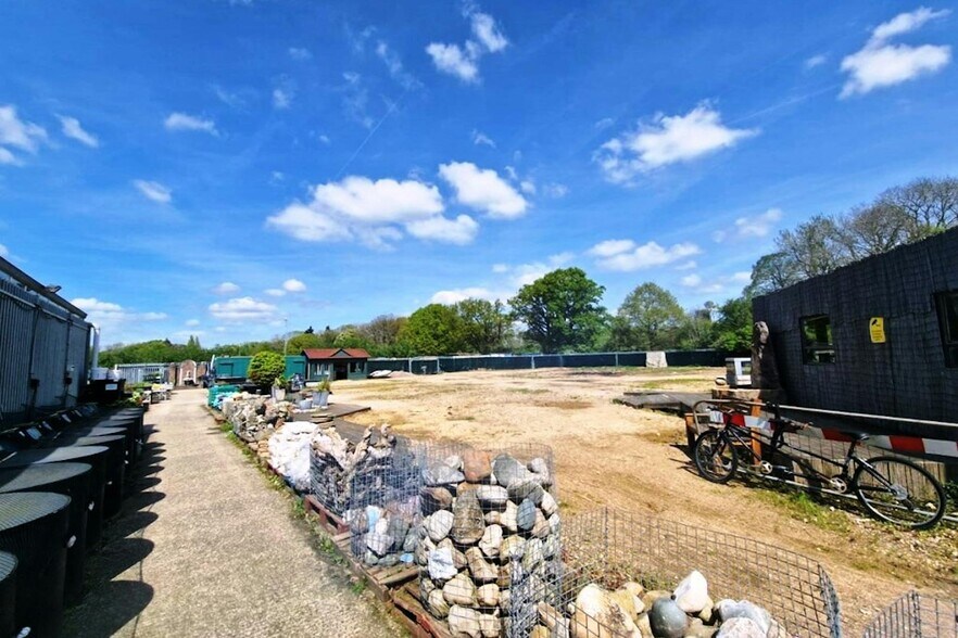1-2 Sherfield On Loddon Garden Centre, Wildmoor Ln, Hook for lease - Building Photo - Image 2 of 4