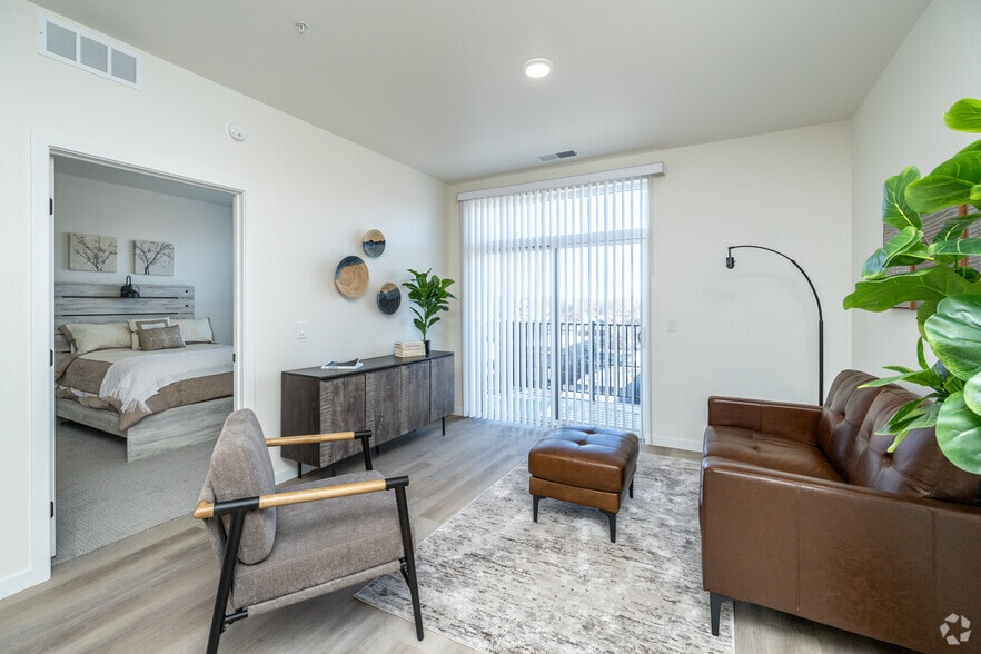 28 7th St NE, Rochester, MN for sale - Interior Photo - Image 3 of 32