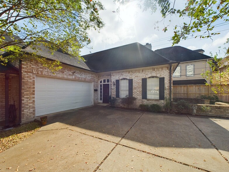 5631 Winsome Ln, Houston, TX for sale - Building Photo - Image 2 of 9