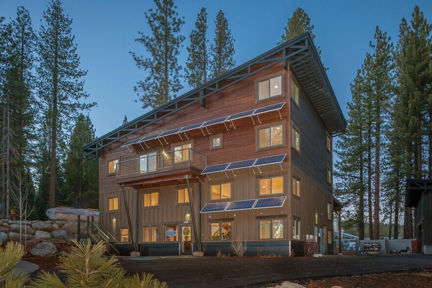 11020 Trails End Ct, Truckee, CA for lease - Building Photo - Image 1 of 22