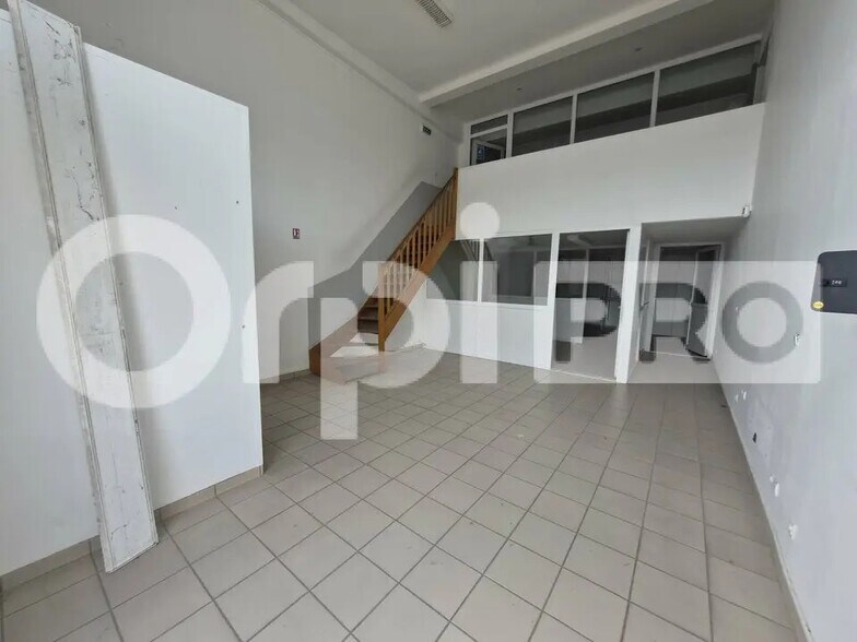 Flex in Reims for lease - Building Photo - Image 3 of 12