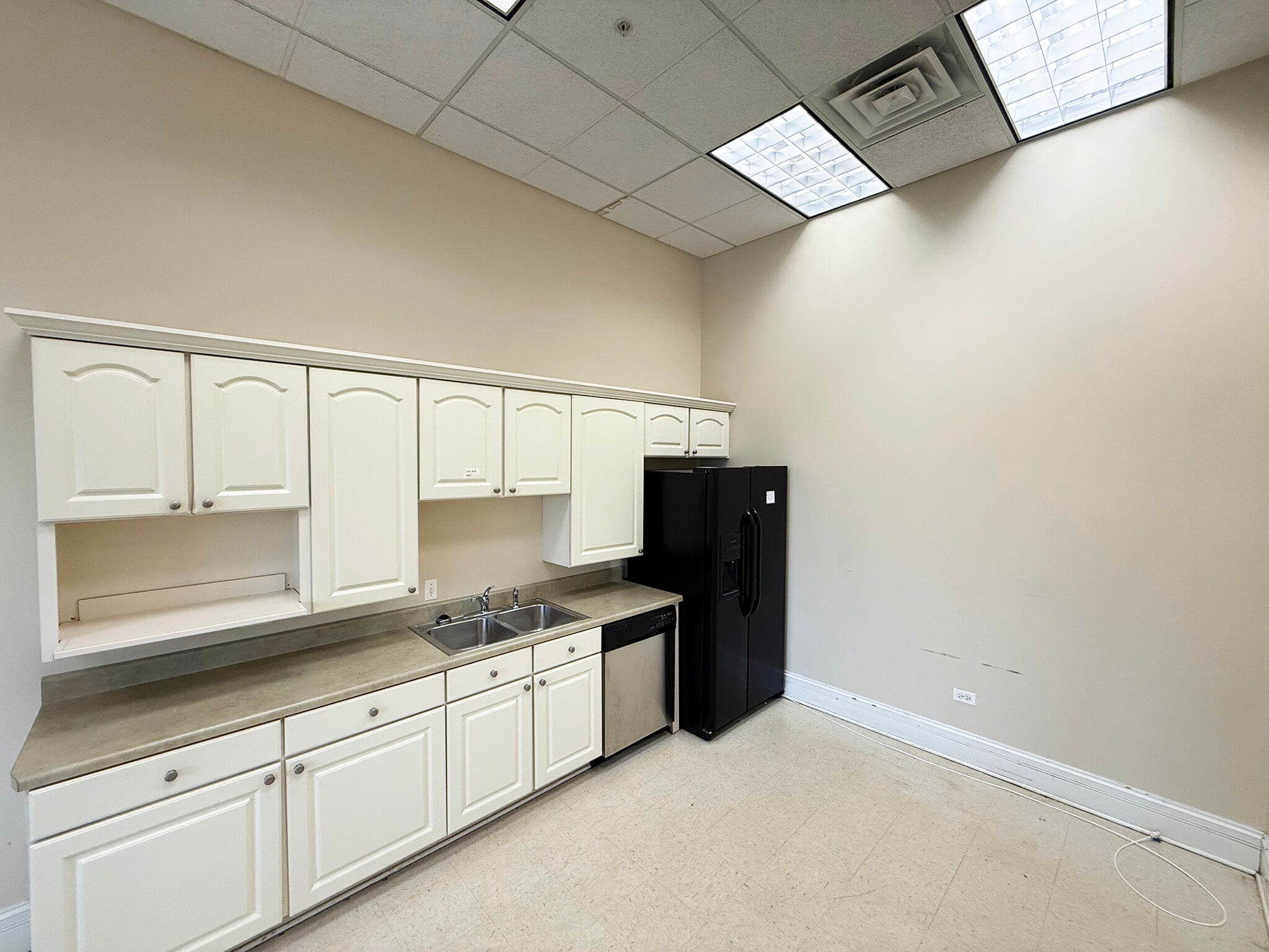 13700 W Irma Lee Ct, Lake Forest, IL for lease Interior Photo- Image 1 of 7