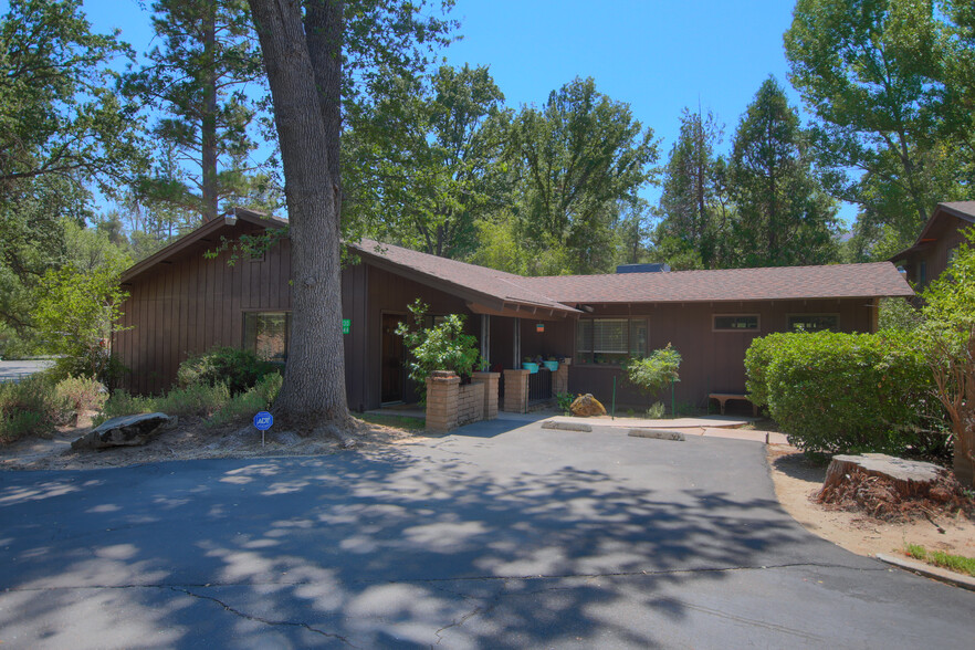 49444 Road 426, Oakhurst, CA for sale - Primary Photo - Image 1 of 1