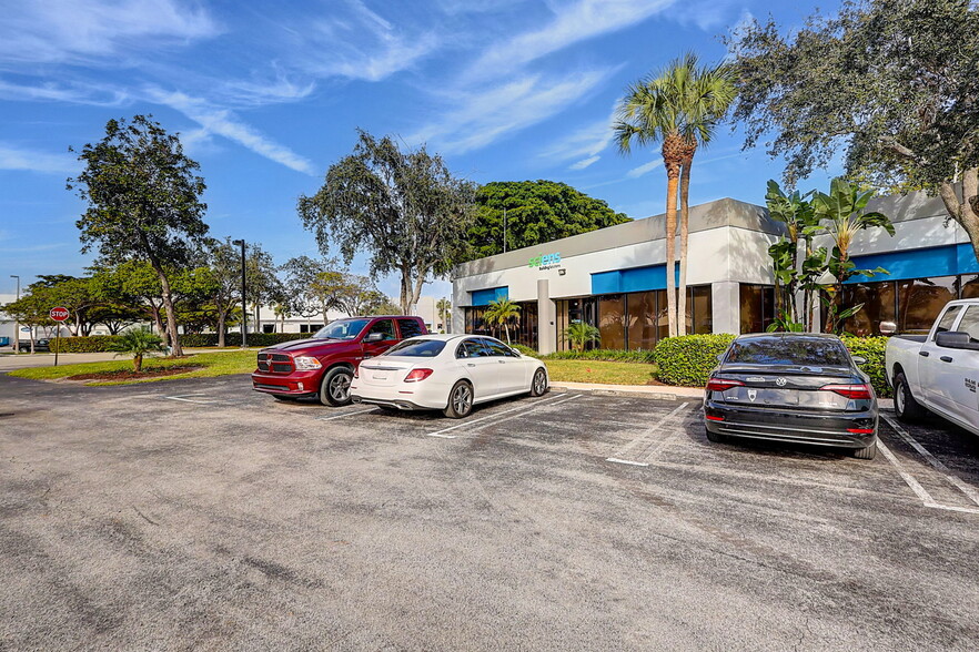 2100 Park Central Blvd N, Pompano Beach, FL for lease - Building Photo - Image 3 of 6