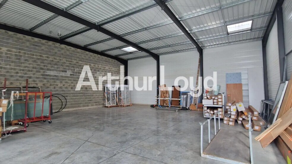 Flex in Fleury-sur-Orne for lease - Interior Photo - Image 2 of 2