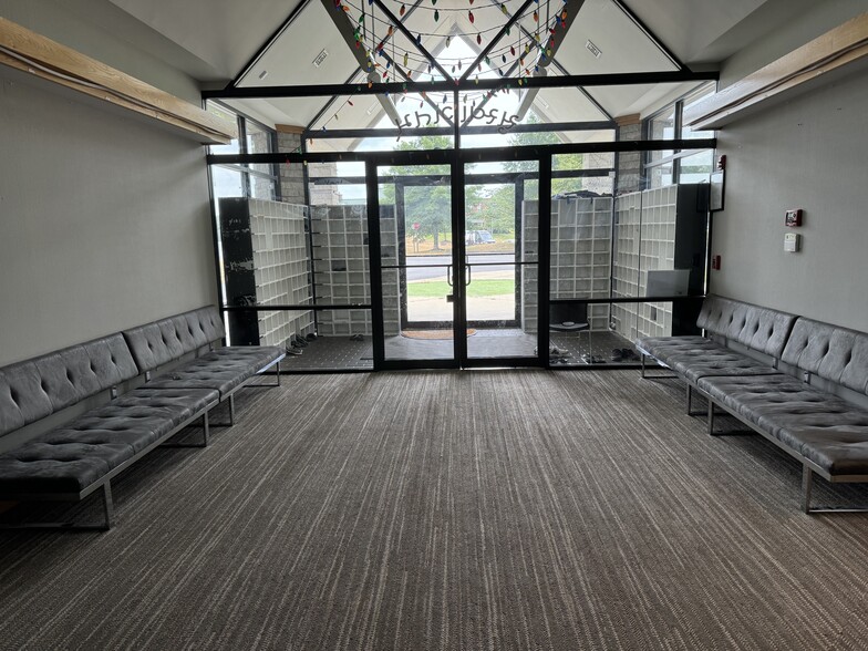 4160 Pleasant Valley Rd, Chantilly, VA for sale - Interior Photo - Image 2 of 5