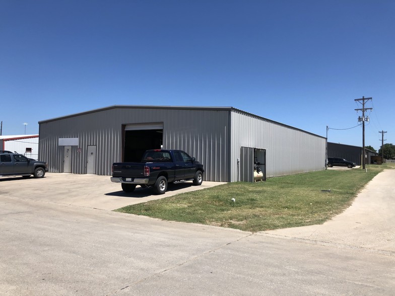 936 E Production Dr, Pilot Point, TX for lease - Building Photo - Image 1 of 3