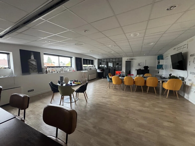 Office in Saint-Leu-la-Forêt for lease - Interior Photo - Image 2 of 8