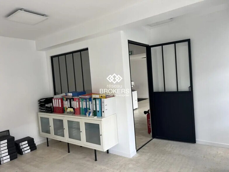 Retail in La Verpillière for sale - Interior Photo - Image 2 of 7