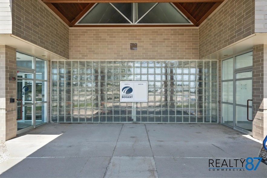 4050 River Center Ct NE, Cedar Rapids, IA for lease - Building Photo - Image 3 of 45
