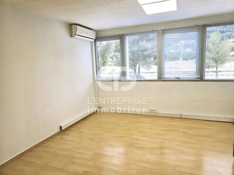 Office in Carros for lease - Interior Photo - Image 3 of 7