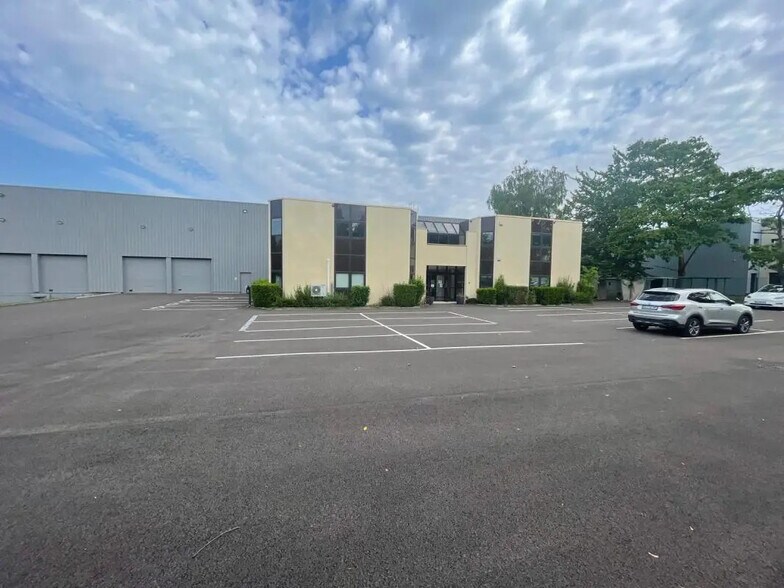 Industrial in Lisses for lease - Building Photo - Image 3 of 11