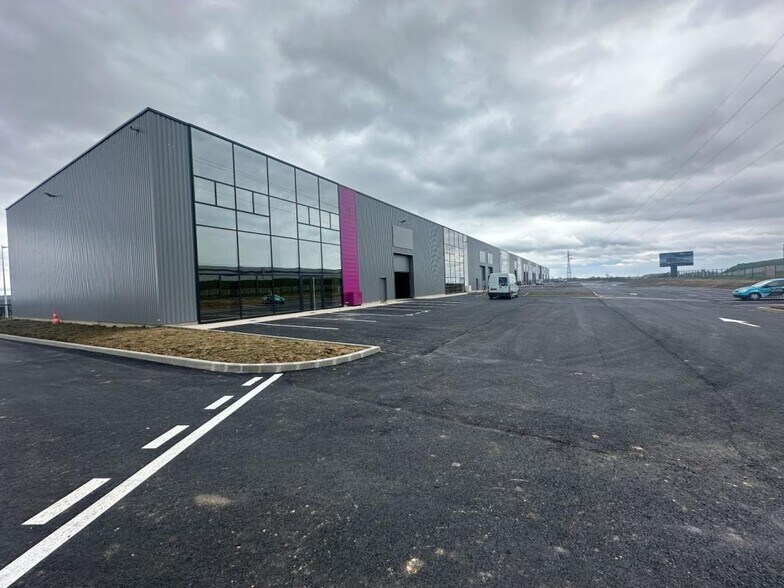 Industrial in Chartres for lease - Building Photo - Image 2 of 11