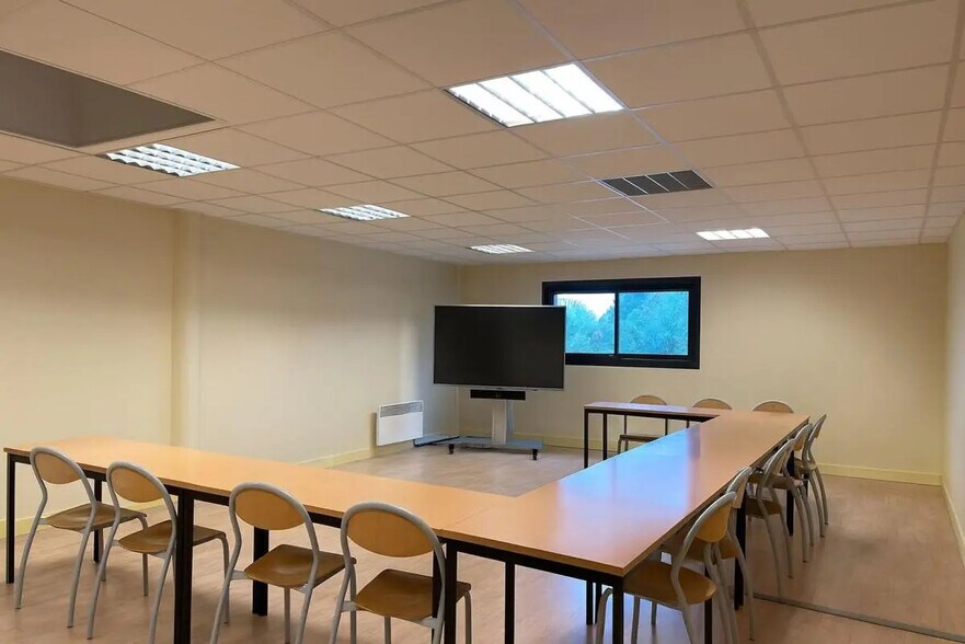 Office in Plescop for lease - Interior Photo - Image 3 of 4