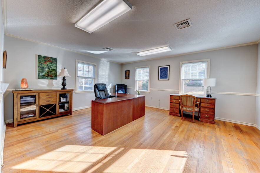 276 N Main St, Southington, CT for lease - Interior Photo - Image 1 of 5