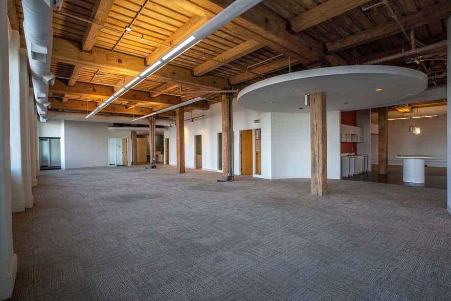 425 W Lakeside Ave, Cleveland, OH for lease - Interior Photo - Image 2 of 8