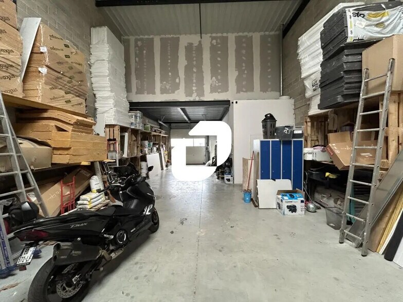 Flex in Saint-Pierre-du-Perray for lease - Interior Photo - Image 2 of 4