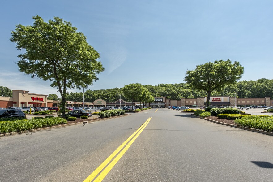 835875 Queen St, Southington, CT 06489 RK Queen Plaza Southington