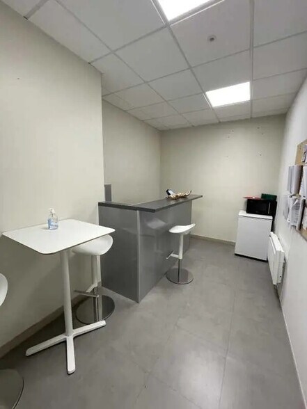 Flex in La Chapelle-sur-Erdre for lease - Interior Photo - Image 3 of 6