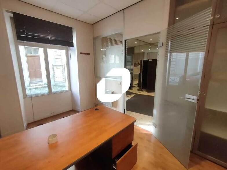 Office in Versailles for lease - Building Photo - Image 2 of 30