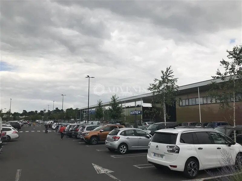 Retail in Le Pian-Médoc for lease Building Photo- Image 1 of 8