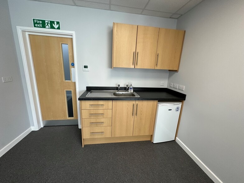 Central Ave, West Molesey for lease - Interior Photo - Image 3 of 6