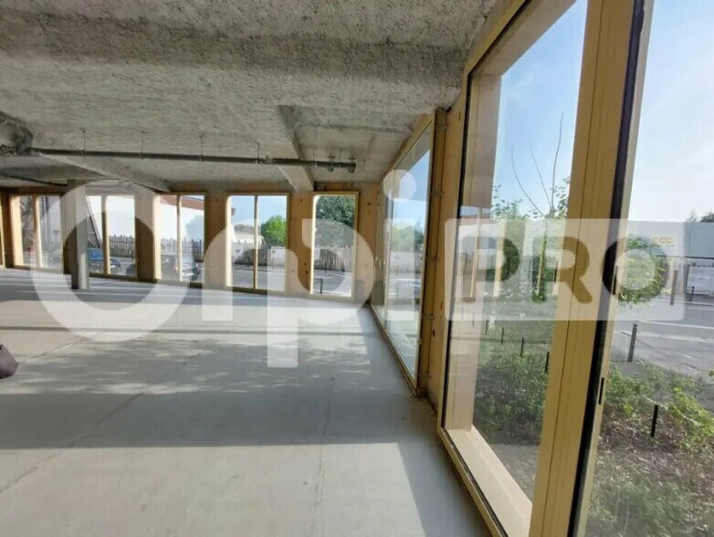 Retail in Bordeaux for lease - Interior Photo - Image 1 of 5