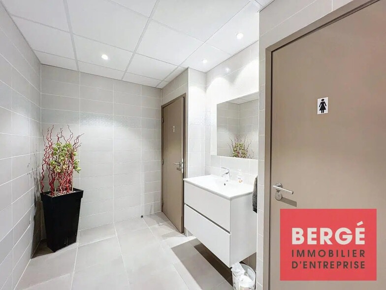 Office in Antibes for sale - Interior Photo - Image 2 of 4