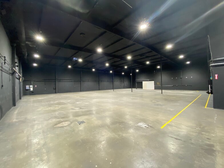 5425 Grosvenor Blvd, Los Angeles, CA for lease - Building Photo - Image 3 of 6