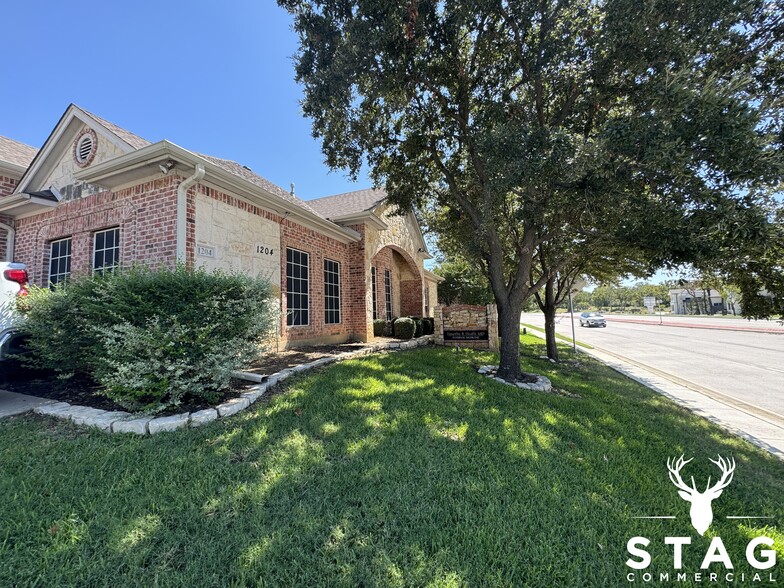 1204 Bent Oaks Ct, Denton, TX for lease - Building Photo - Image 3 of 18