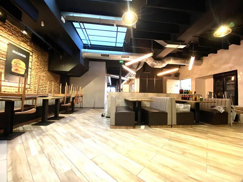 Retail in Paris for lease - Building Photo - Image 2 of 9