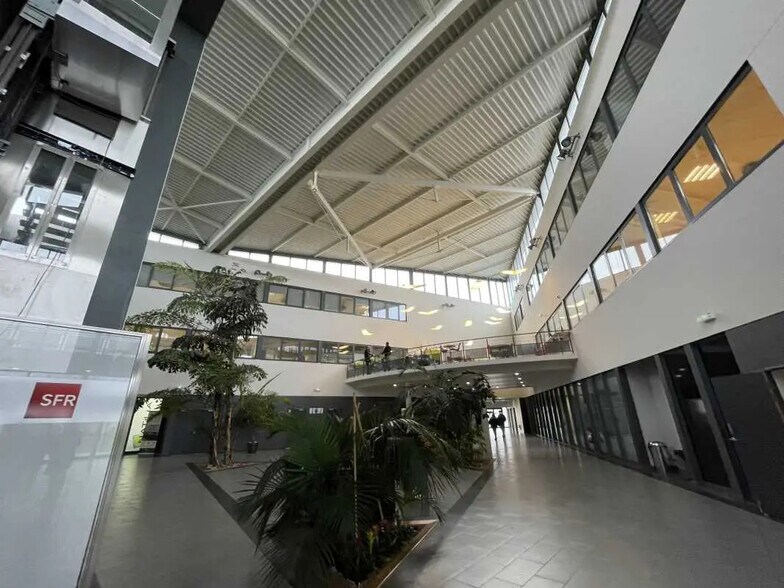 Office in Isneauville for lease - Lobby - Image 3 of 7