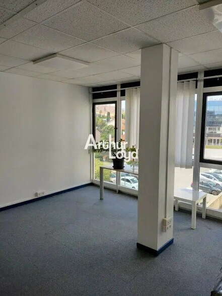 Office in Saint-Laurent-du-Var for lease - Interior Photo - Image 3 of 5