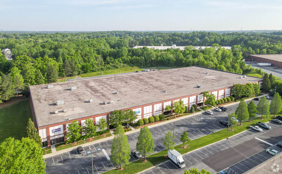 7020 Reames Rd, Charlotte, NC for lease - Building Photo - Image 3 of 4