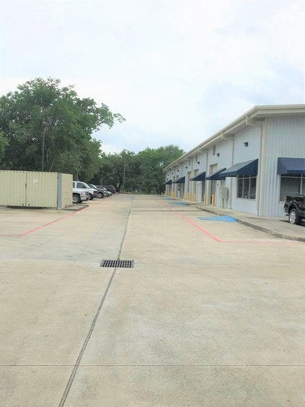 7102 Brookside Rd, Pearland, TX for lease - Building Photo - Image 2 of 4