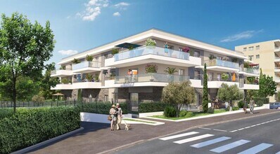 Retail in Le Cannet for lease Building Photo- Image 1 of 3