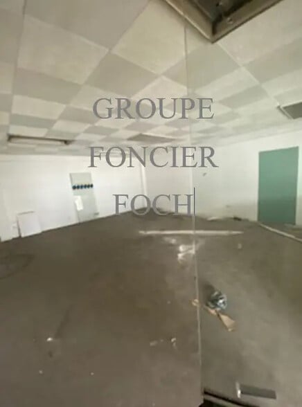 Flex in Lyon for lease - Interior Photo - Image 3 of 5