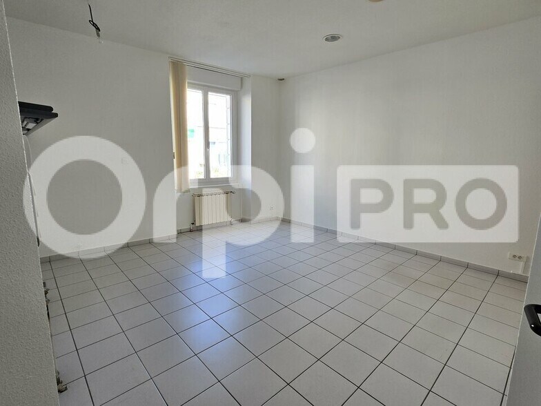 Office in Montmarault for lease - Interior Photo - Image 2 of 6