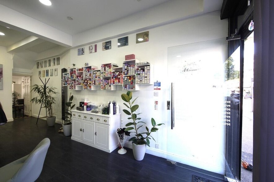 High Rd, London for lease - Building Photo - Image 3 of 12