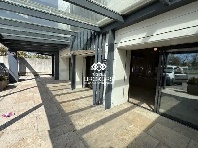 Retail in L'ISLE-SUR-LA-SORGUE for lease Lobby- Image 1 of 9