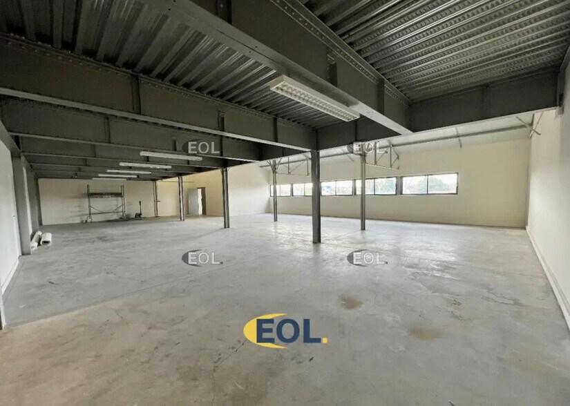 Flex in Bondy for lease - Interior Photo - Image 2 of 6