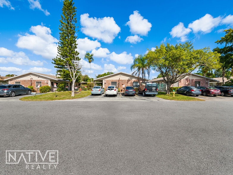 201-221 NE 40th Ct, Oakland Park, FL for sale - Building Photo - Image 1 of 25