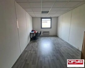 Office in Meyzieu for lease Interior Photo- Image 2 of 5