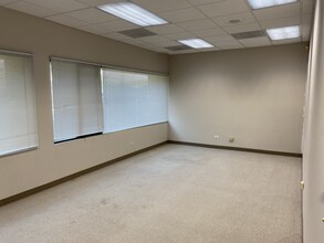 915 N Plum Grove Rd, Schaumburg, IL for lease Interior Photo- Image 2 of 3