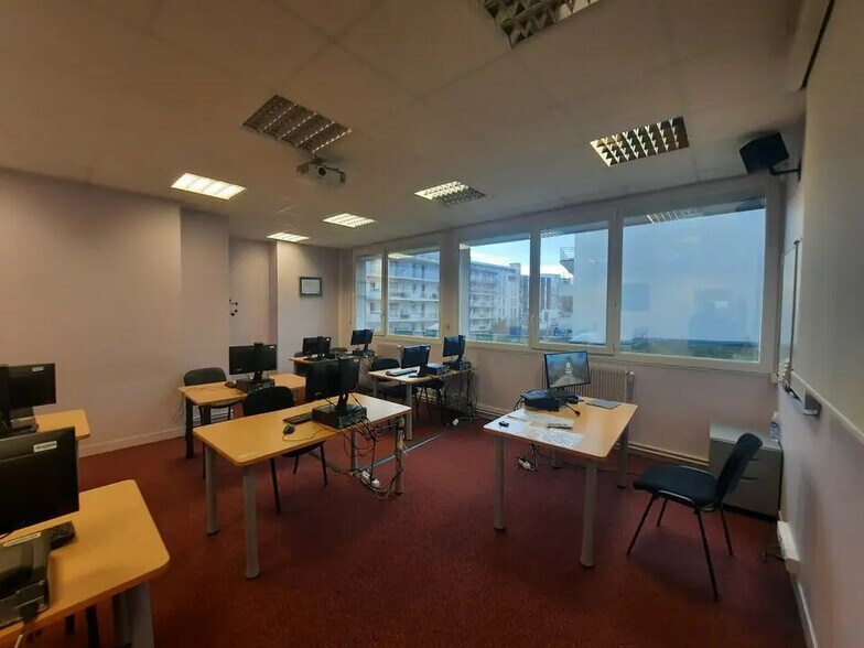 Office in Rouen for lease - Building Photo - Image 2 of 11