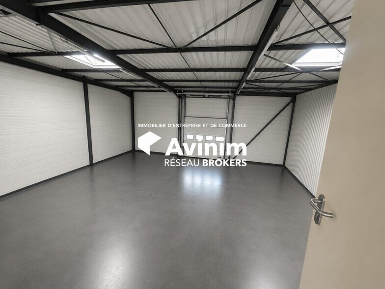 Flex in Saint-Ismier for lease - Interior Photo - Image 2 of 11