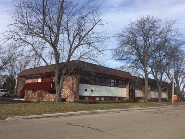 1215 Doctors Dr, Neenah, WI for sale Building Photo- Image 1 of 1